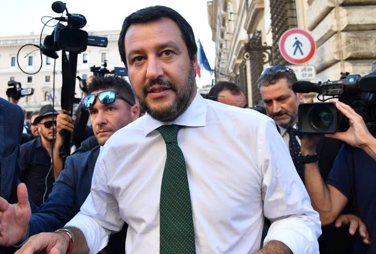 «Η Ιταλία πρώτα» – Ο ηγέτης Μ. Σαλβίνι στέλνει νέο ηχηρό μήνυμα – «Οι καλές ημέρες για τους λαθρομετανάστες πέρασαν, θα συλλαμβάνονται οι διακινητές»